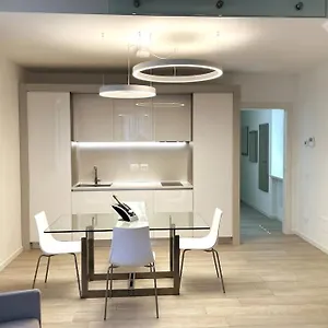 https://queen-verona-luxury-apartment-sanificato-allozono.hotelinveneto.com